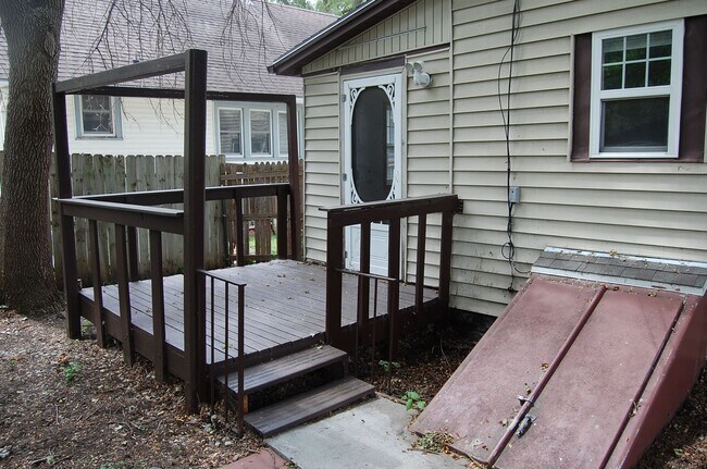 Building Photo - Cute & clean and close to campus!