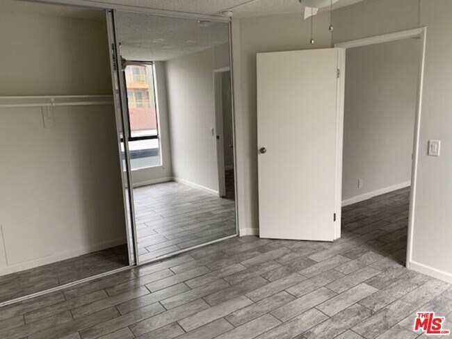 Building Photo - 922 N Hudson Ave