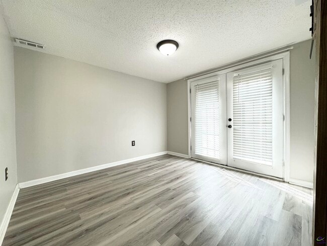 Building Photo - 317 Oakview Square