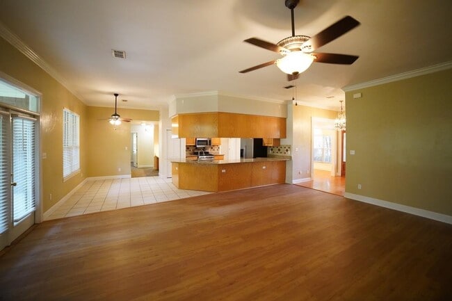 Building Photo - 352 Meadow Ridge Dr