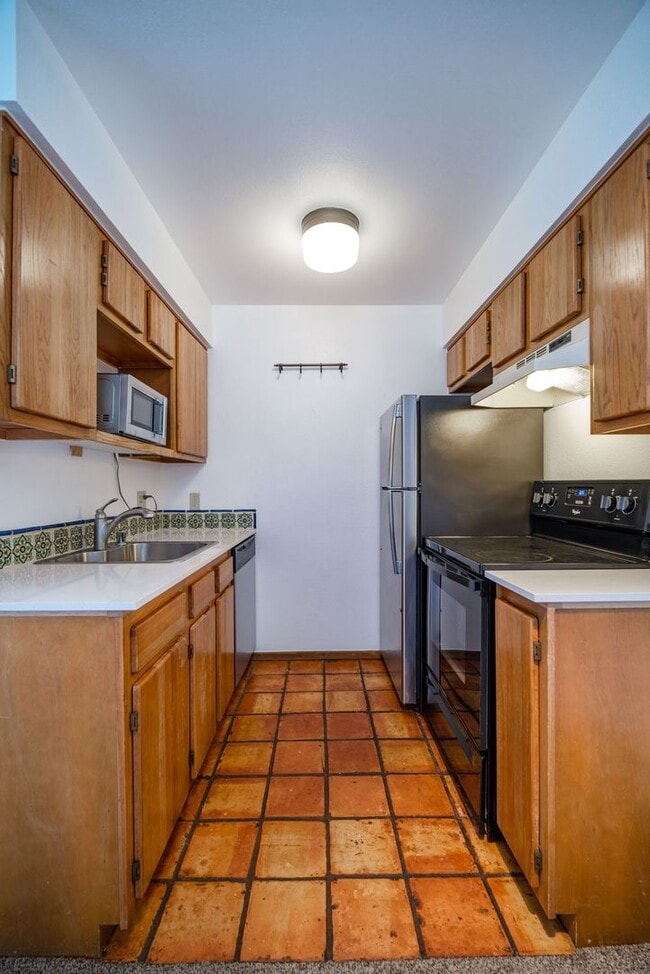 Building Photo - Sweet, Small Private Unit Available Now!