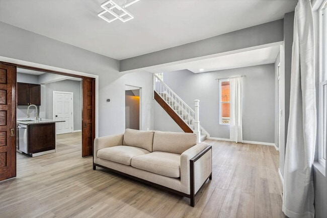 Building Photo - 921 Linwood Ave