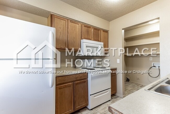 Building Photo - 404 E Texas Dr