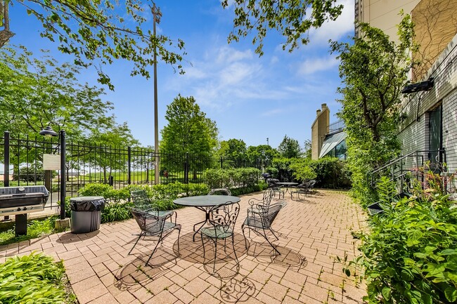 Outdoor patio with grills and walk out to beach - 5757 N Sheridan Rd