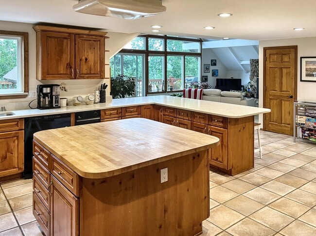 Building Photo - 22454 Hilltop Cir