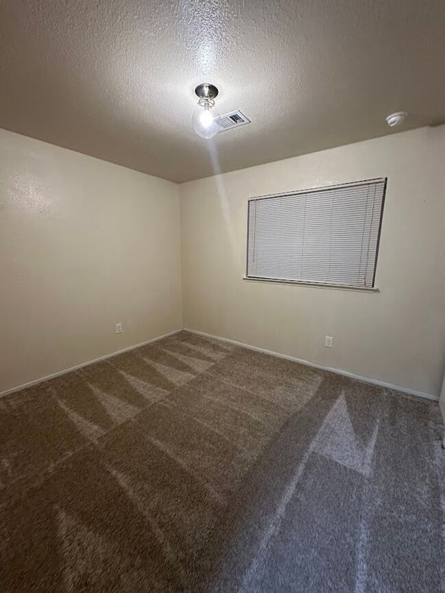 Building Photo - Charming Redding Home with Fireplace & Vaulted Ceilings