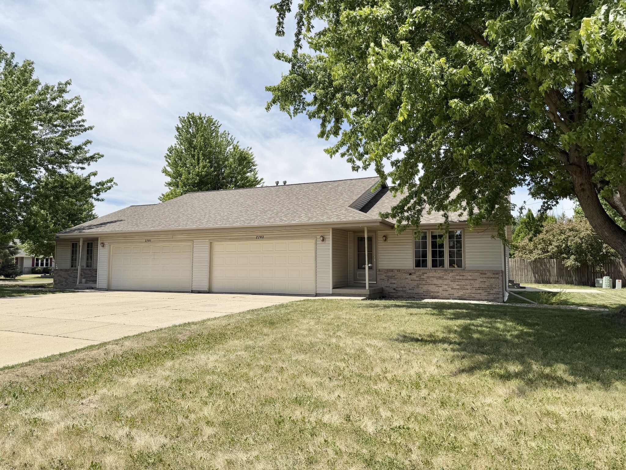 Building Photo - 2701-2703 N Wuthering Hills Dr