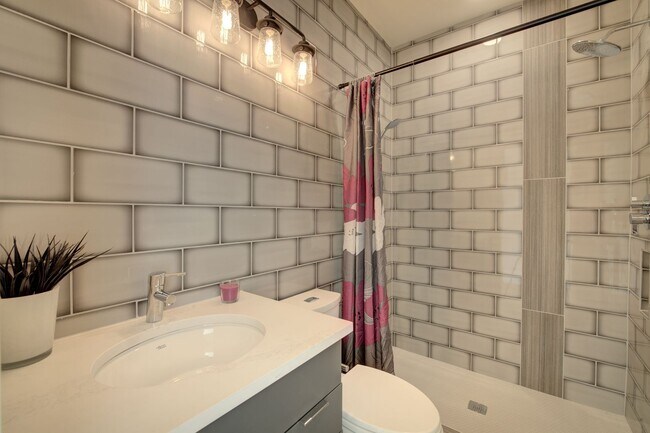 Building Photo - 3bd/2.5ba Seattle Townhome