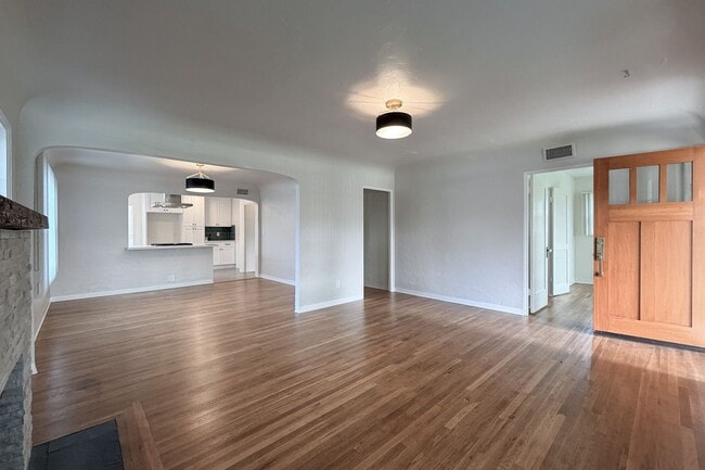 Building Photo - 431 Deodar Ave