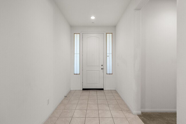 Building Photo - Stunning 4 bedroom 3 bath home in Summer Wind Trail Community