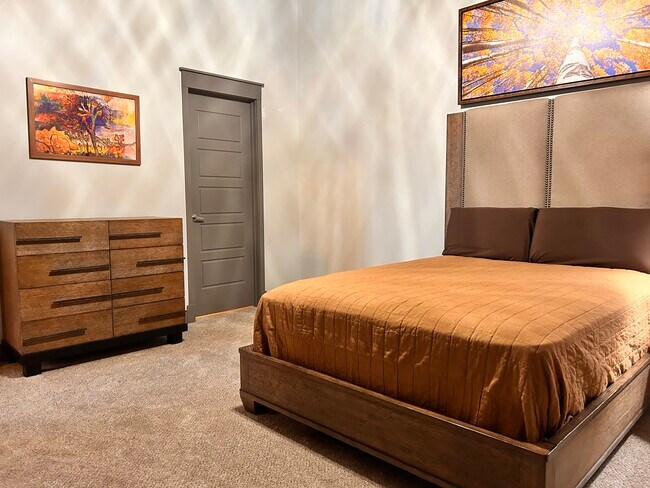 Queen size bed - 570 S Front St