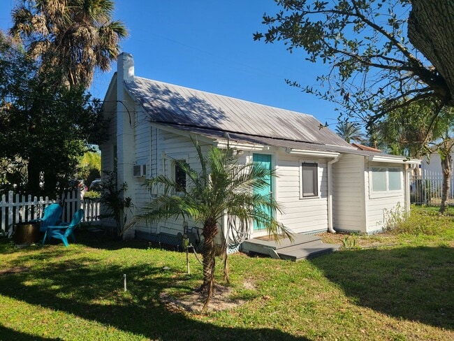 Building Photo - 1 bedroom Historic Cottage half Block from Canal
