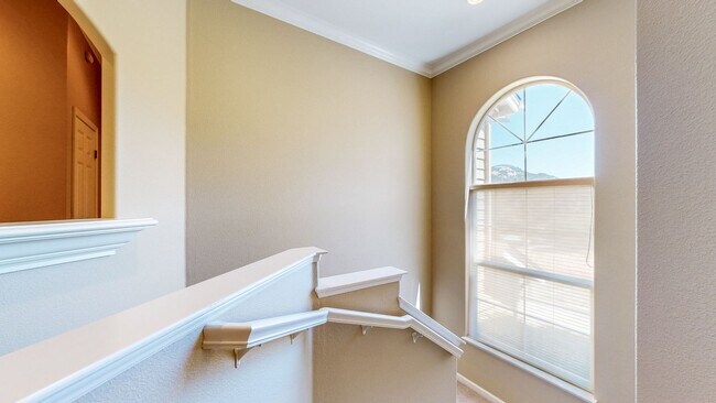 Building Photo - Gorgeous Home with private yards, large de...