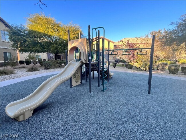 Building Photo - 6868 Sky Pointe Dr