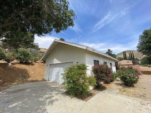 Building Photo - 523 Piute St