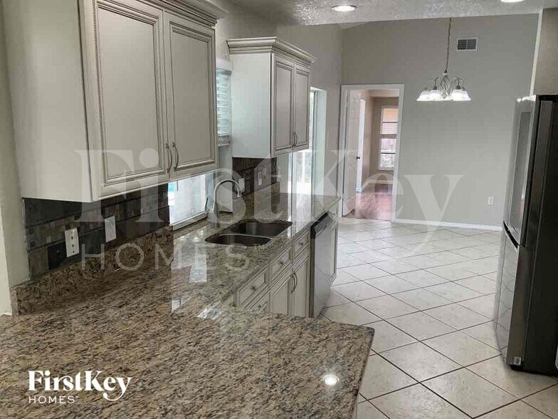 Building Photo - 820 Springview Ave NW