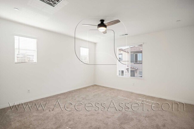 Building Photo - Stylish 2 Bed + 2.5 Bath Townhome in Murrieta