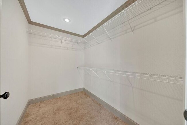 Building Photo - Hillrise Apartment 1 BR/1.5 Bath One Level with Attached Garage