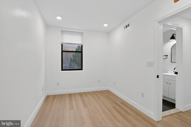 Building Photo - 712 N American St