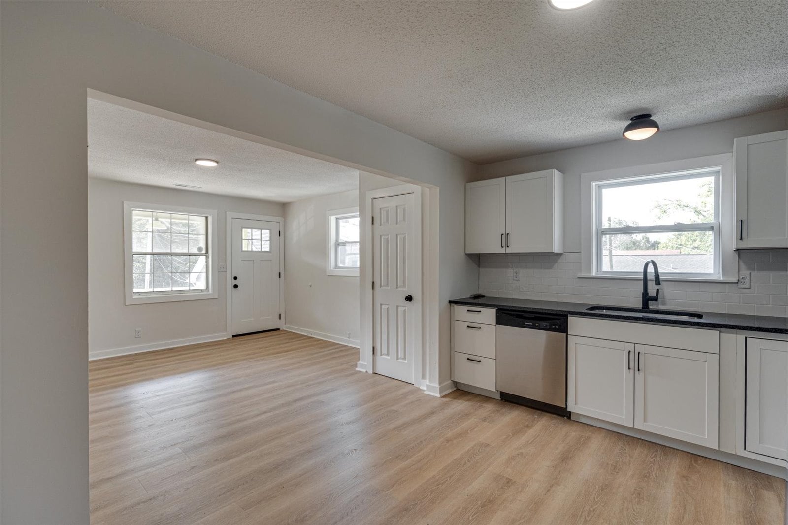 Building Photo - 190 E Leawood Ave