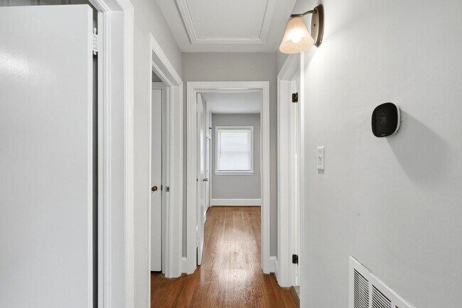 Building Photo - Move-in Ready 3 Bedroom Ranch Home in Eastway Park