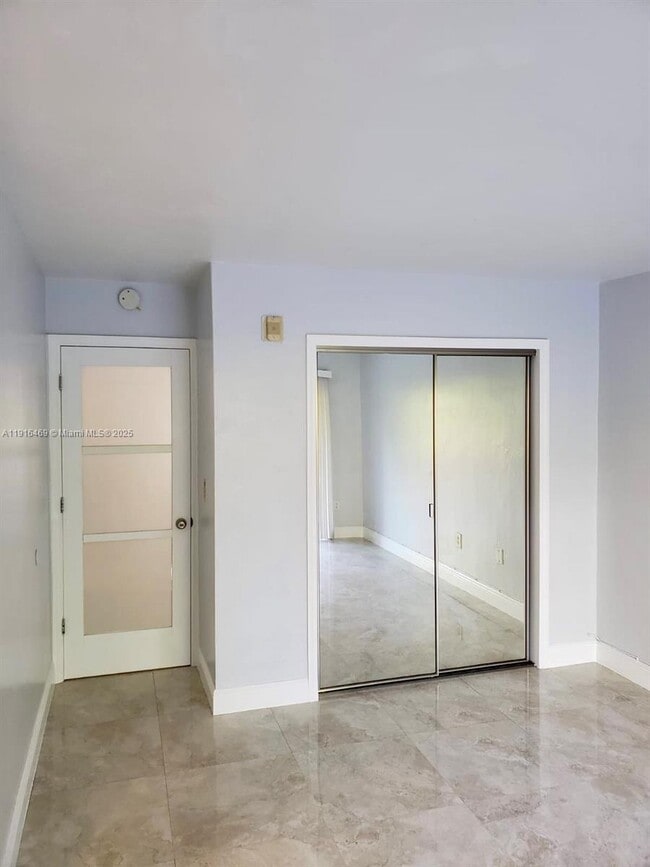 Building Photo - 1860 Venice Park Dr