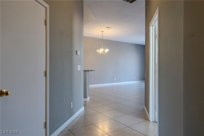 Building Photo - 2804 W Agate Ave