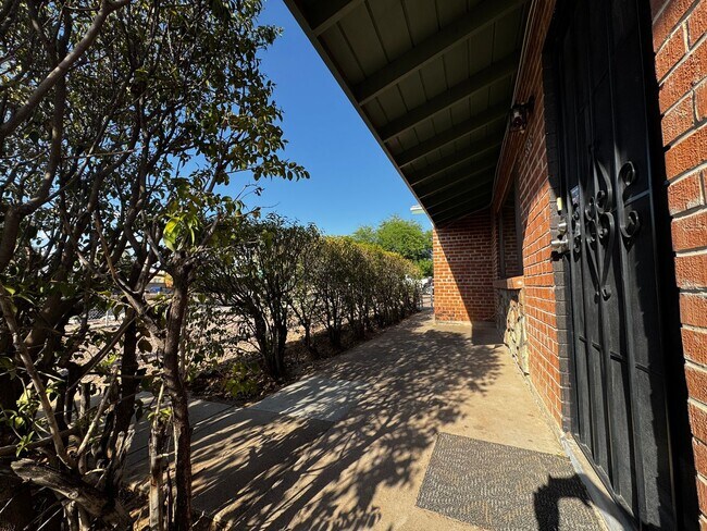 Building Photo - Eastside (Broadway and Wilmot) 3 bedroom, ...
