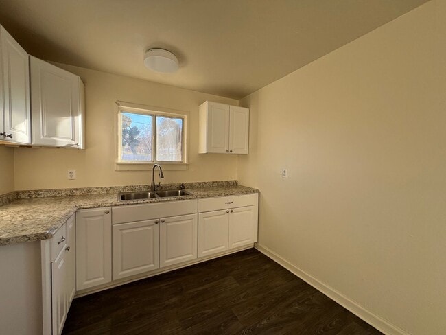Building Photo - 3 Bedroom 1 Bathroom House with Huge Fenced Yard Near Schools, Park & Community Pool