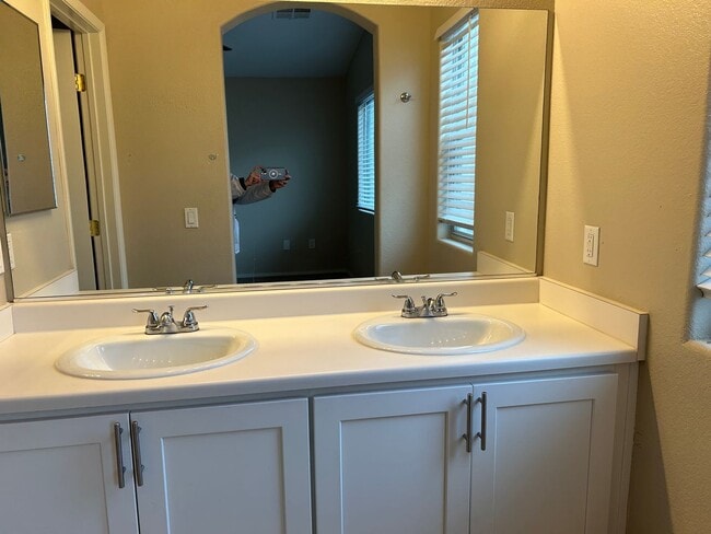 Building Photo - 2 story townhome in Mountains Edge