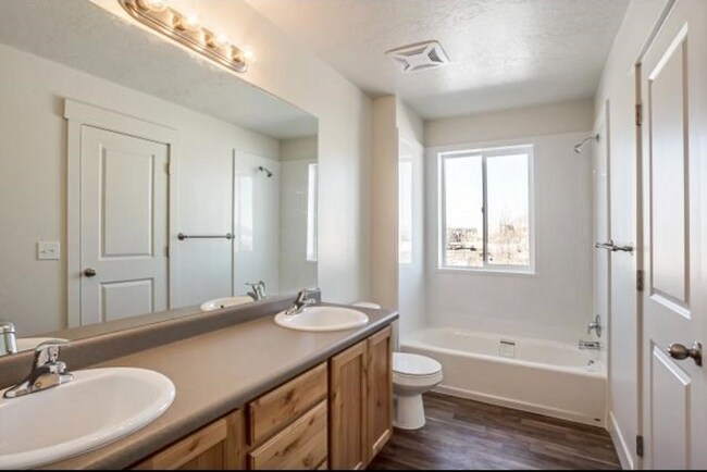 Building Photo - 832-834 Lennox St