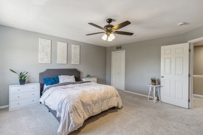 Building Photo - CHARMING HOME WITH EXCELLENT LOCATION!!  2 Bedroom, 1.5 Bathroom Townhome in West Des Moines!