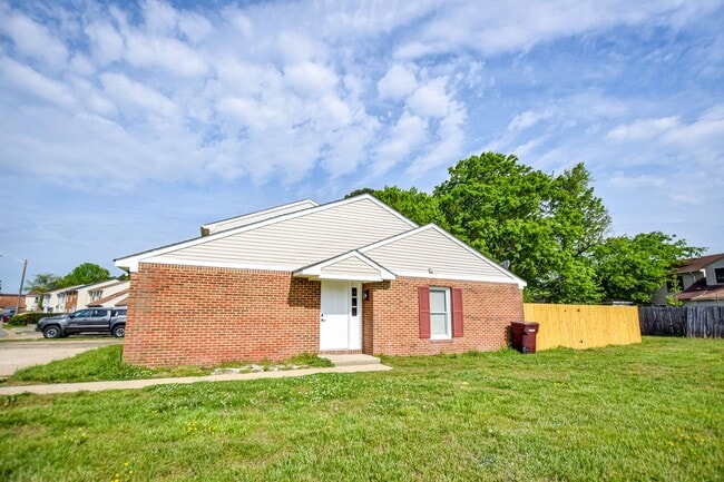 Building Photo - 3900 Raintree Ct