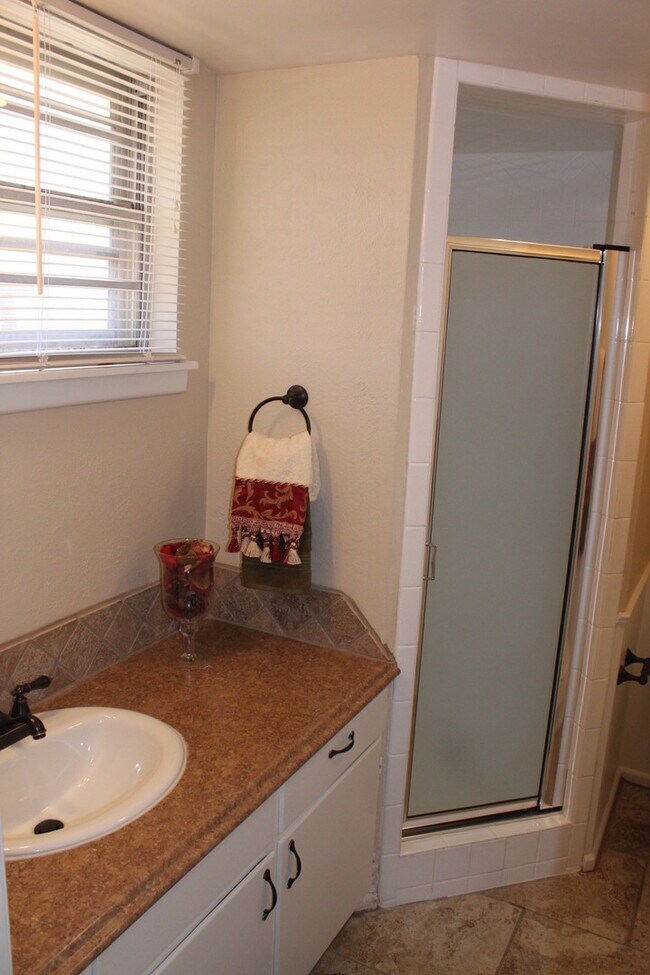 Building Photo - PRE-LEASING For August! 4 Bedroom/ 2 Bath Updated house close to TTU and LCU