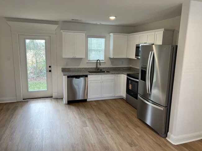 Building Photo - Brand new rental