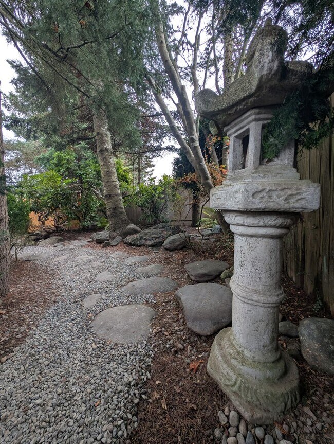 Building Photo - Rent Your Own Oasis! Available Now!