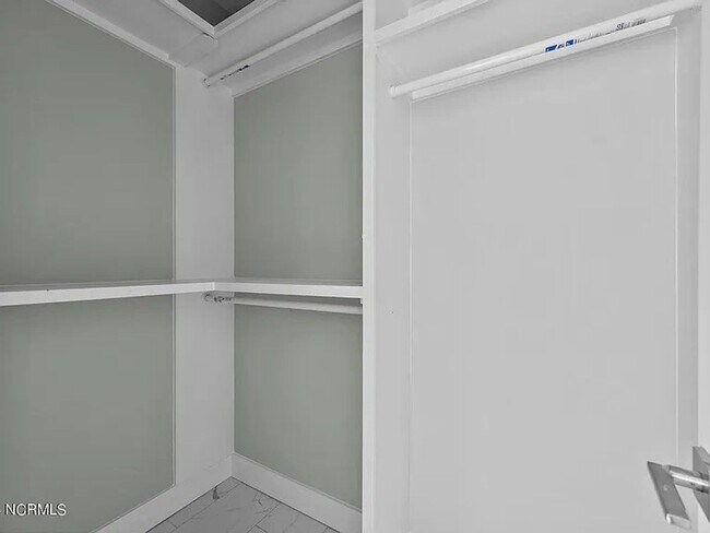 Building Photo - Beautiful New 4 Bedroom, 3 full bath plus ...