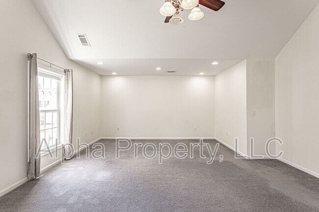 Building Photo - 504 Collingsworth Ln