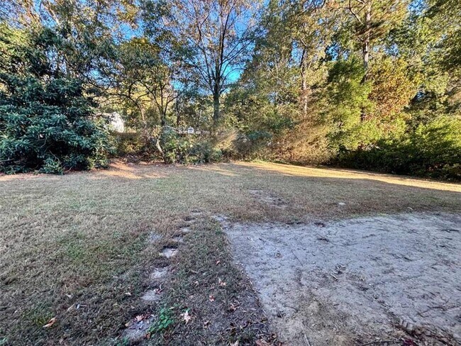 Building Photo - 2021 N Oak Dr