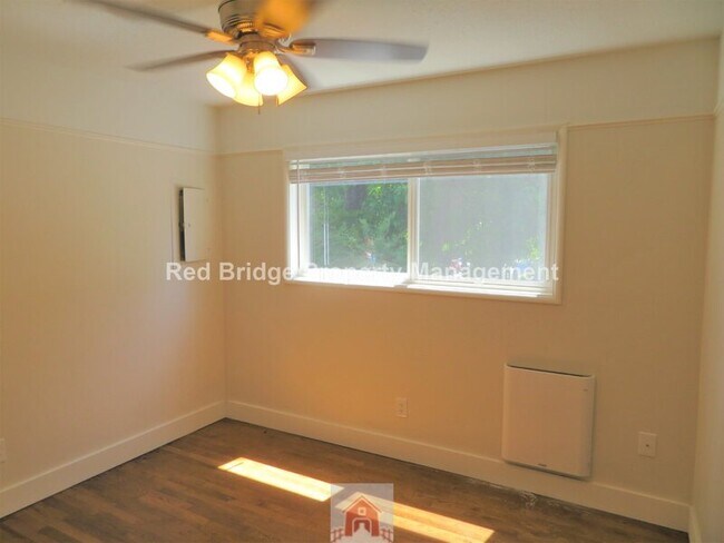 Building Photo - 131 SE 22nd Ave