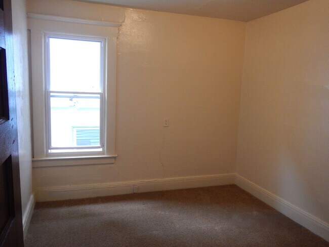 Building Photo - Four Bedroom Duplex with Great Park View 7...