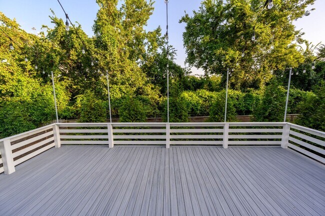 Building Photo - **LIKE-NEW, HIGH-END EXECUTIVE HOME WITH INCREDIBLE OUTDOOR ENTERTAINING IN IDEAL LOCATION**