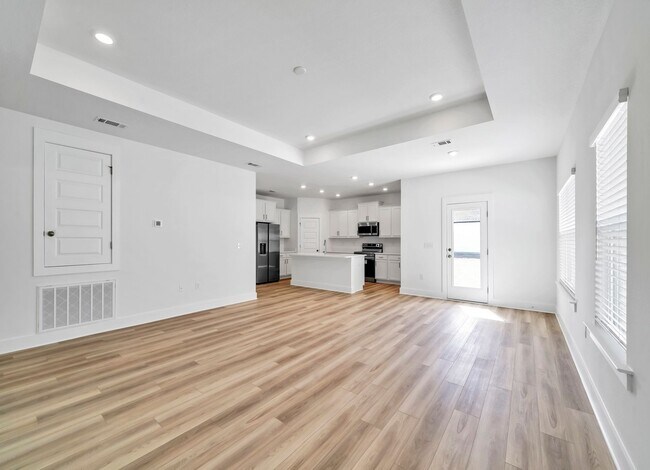 Building Photo - BRAND NEW!! 4bed/2bath Craftsman home