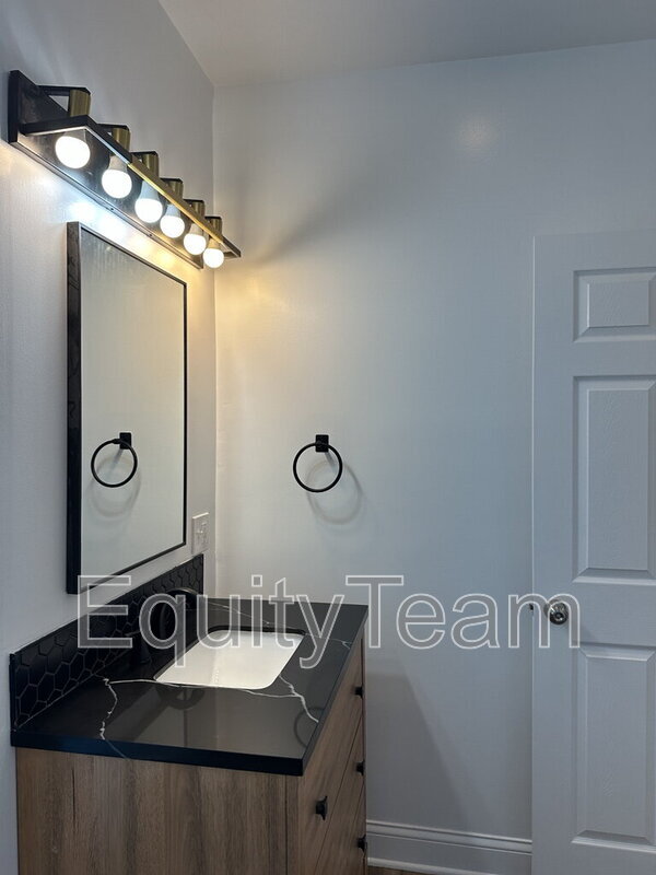 Building Photo - 4417 Ashland Ave