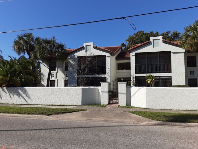 Building Photo - Seasonal-Beautifully renovated top floor 2...