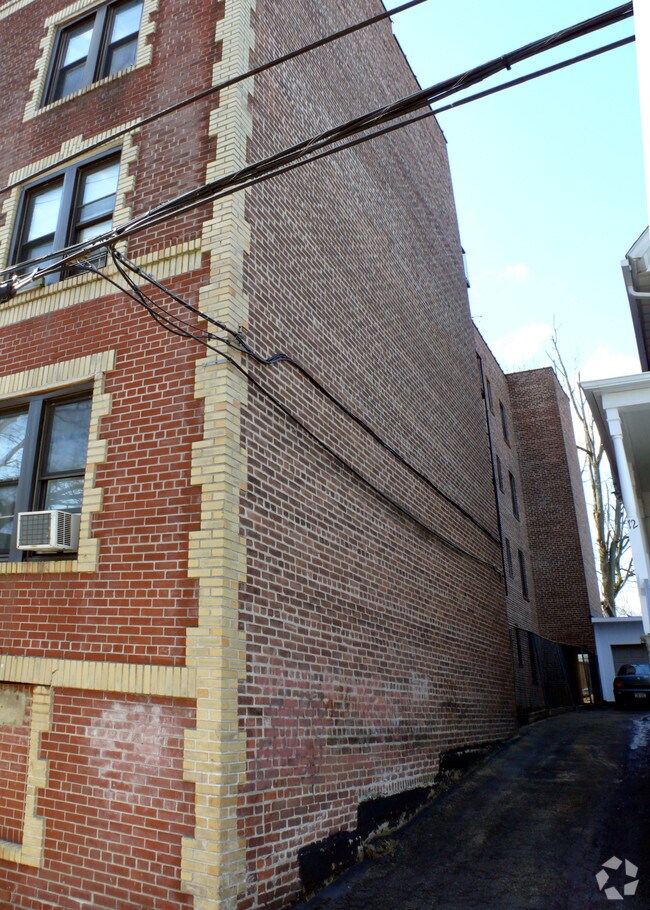 Building Photo - 10 Parker St