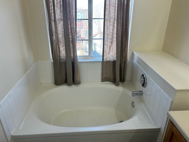 Building Photo - 2BR End Unit Townhome in Rock Creek