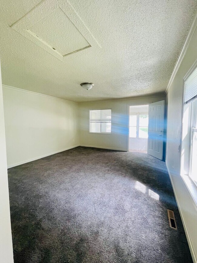 Building Photo - Pet friendly 1 bedroom house