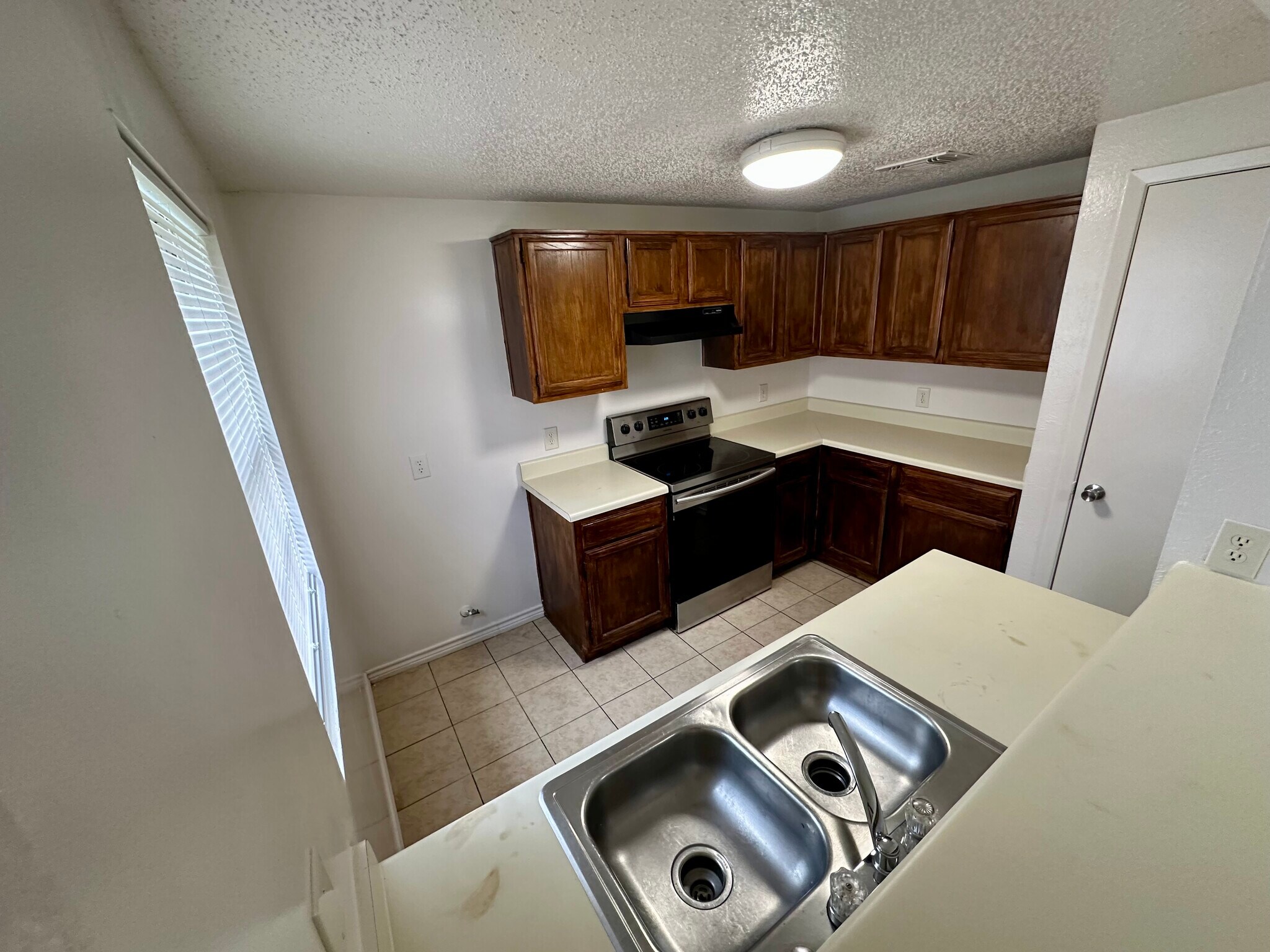 Kitchen - 3820 Bigleaf Ln