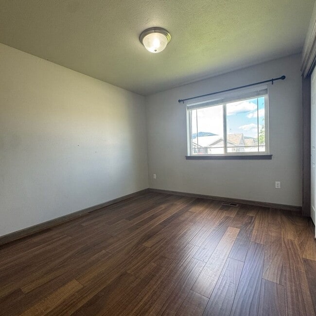 Building Photo - Modern 3 bed 2 bath unit in quiet neighbor...